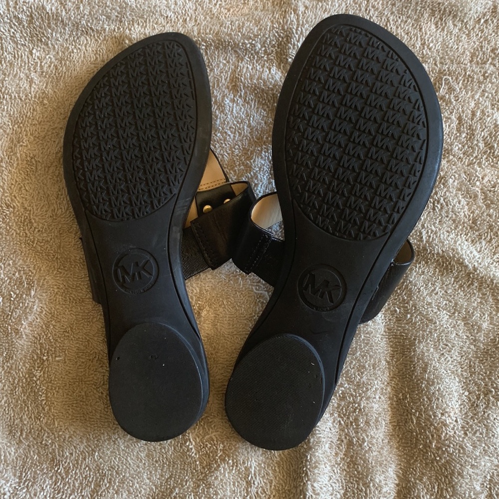 ❓MICHAEL KORS Black Leather Hamilton Gold Locket Sandals, size 6 - Picture 3 of 5